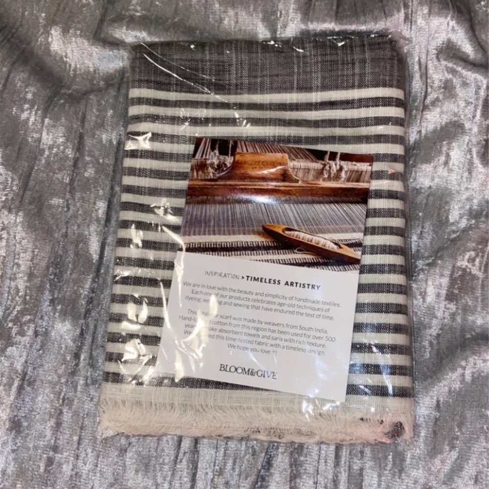 Bloom&Give scarf